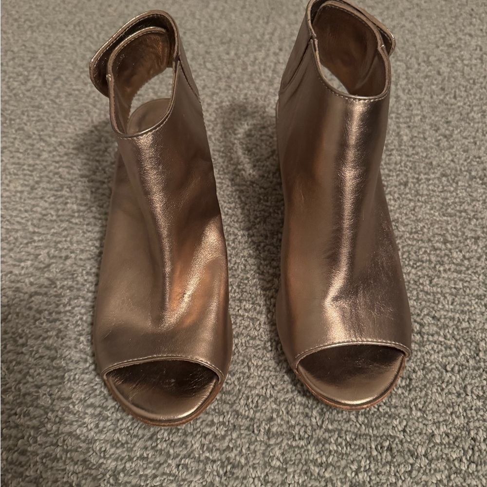 Vero Cuoio Gold Heeled shoes with Sleek Block Heel